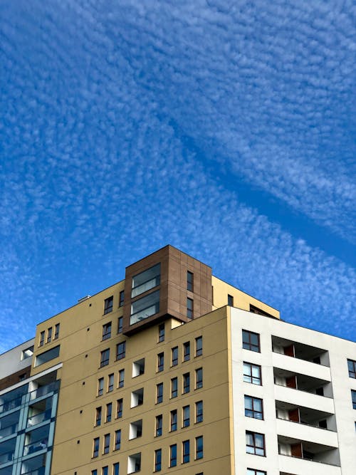 apartman, balkonlar, beton yapı içeren Ücretsiz stok fotoğraf