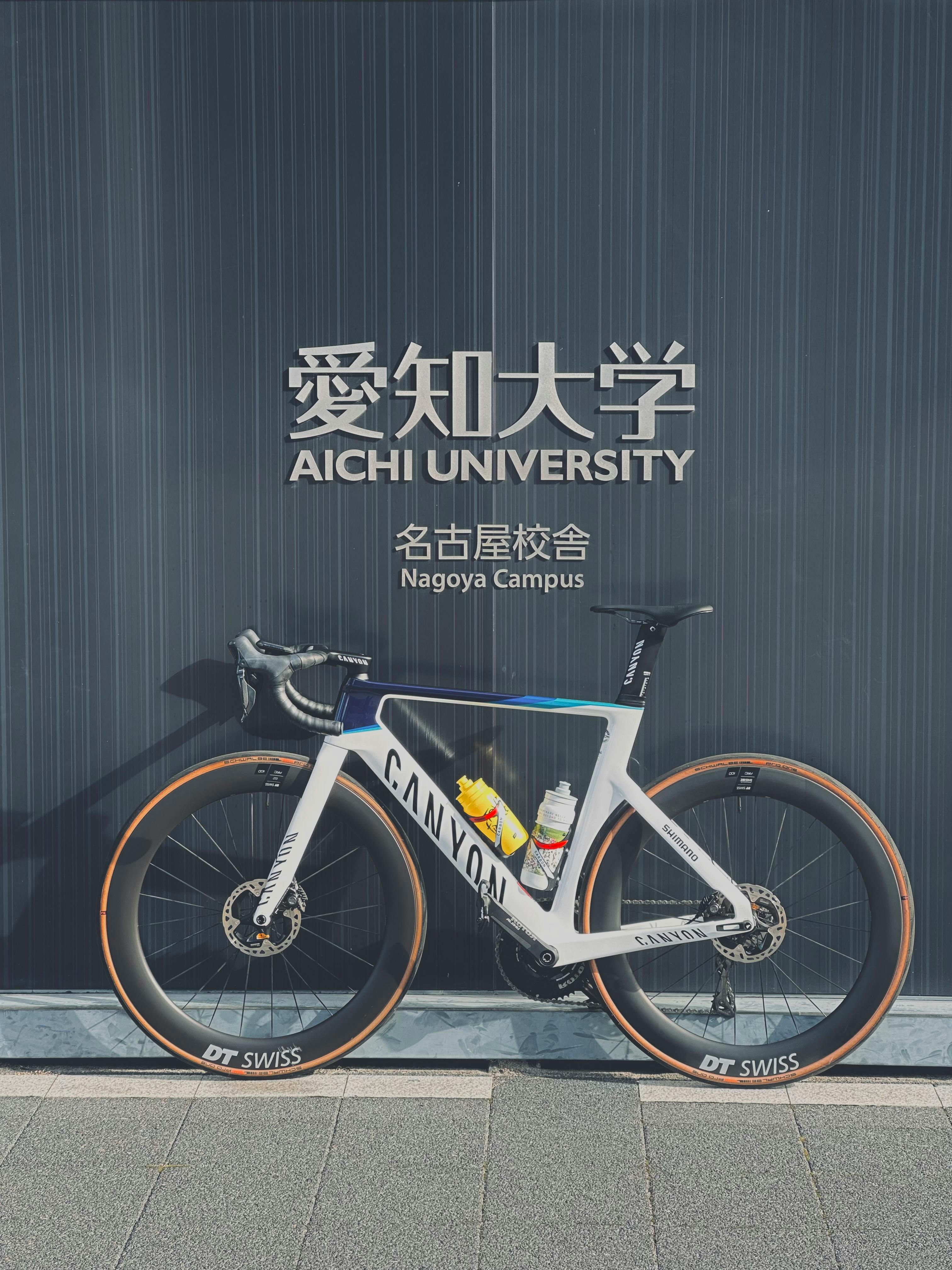 Canyon Road Bicycle near Wall · Free Stock Photo