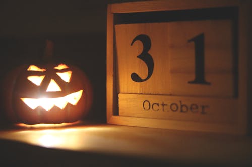 Free Jack O Laterne Lampe Mit Halloween Thema In Der Nähe Des Kalenders Vom 31. Oktober Stock Photo