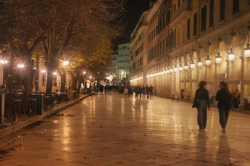 Kostenloses Stock Foto zu beleuchtet, corfu, fußgängerwege