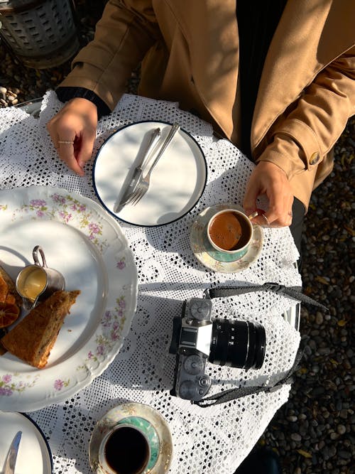 Gratis arkivbilde med bord, dessert, drikke