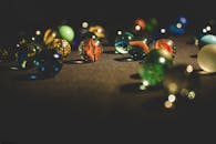 在深色表面上，充满活力的玻璃弹珠系列闪闪发光，展现出丰富的色彩和纹理