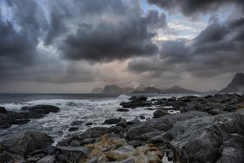 Foto d'estoc gratuïta de cel ennuvolat, litoral, platja