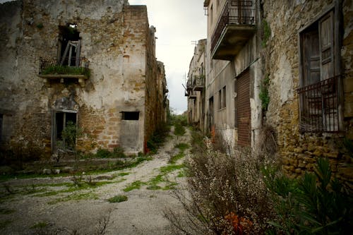 Foto profissional grátis de abandonado, alameda, aldeia
