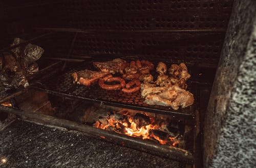 免费 夜间黑炭烤架上的烤肉 素材图片