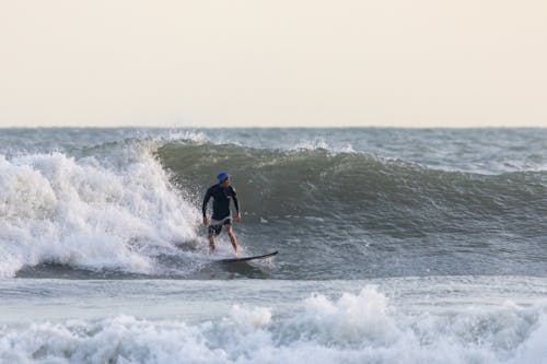 Photos gratuites de culture de surf, faire du surf, homme