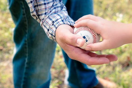 Zwei Person, Die Weißen Baseballball Hält