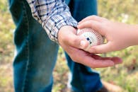 阳光明媚的日子里，父子在户外传递棒球的特写镜头