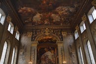 室内设计奢华，配有复杂的天花板艺术品和宏伟的建筑