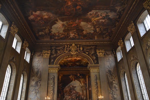 室内设计奢华，配有复杂的天花板艺术品和宏伟的建筑
