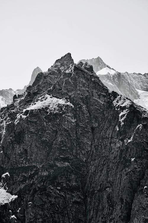 Foto stok gratis formasi batuan, gunung berselimut salju, hitam & putih