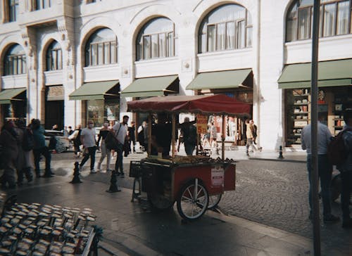 Foto profissional grátis de andando, barraca de comida, comida de rua