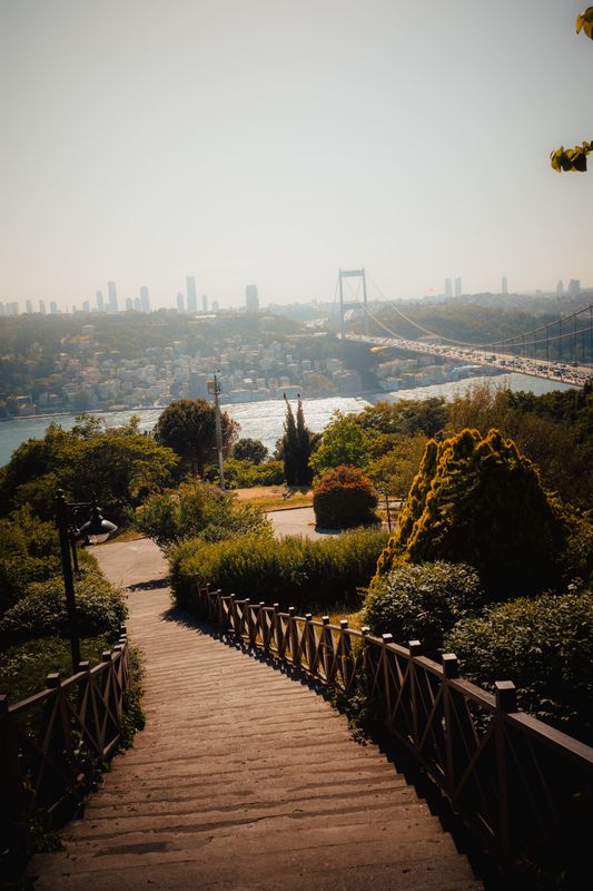 Bir park yolundan görünen Boğaz Köprüsü