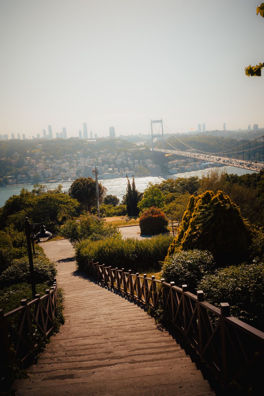 Bir park yolundan görünen Boğaz Köprüsü