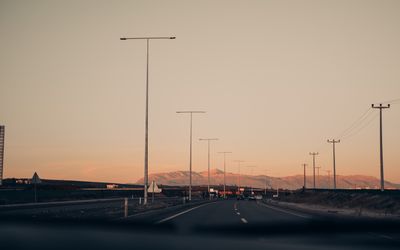 Một nam và một nữ nhập viện sau khi xe đâm vào cột điện