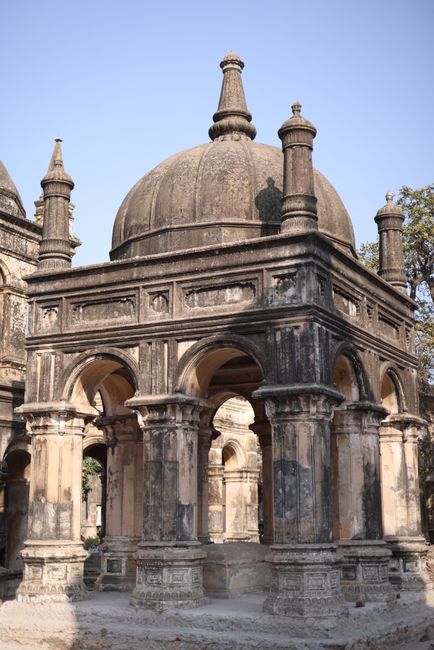 Explore this historic tomb showcasing intricate arches and domes under a clear sky.