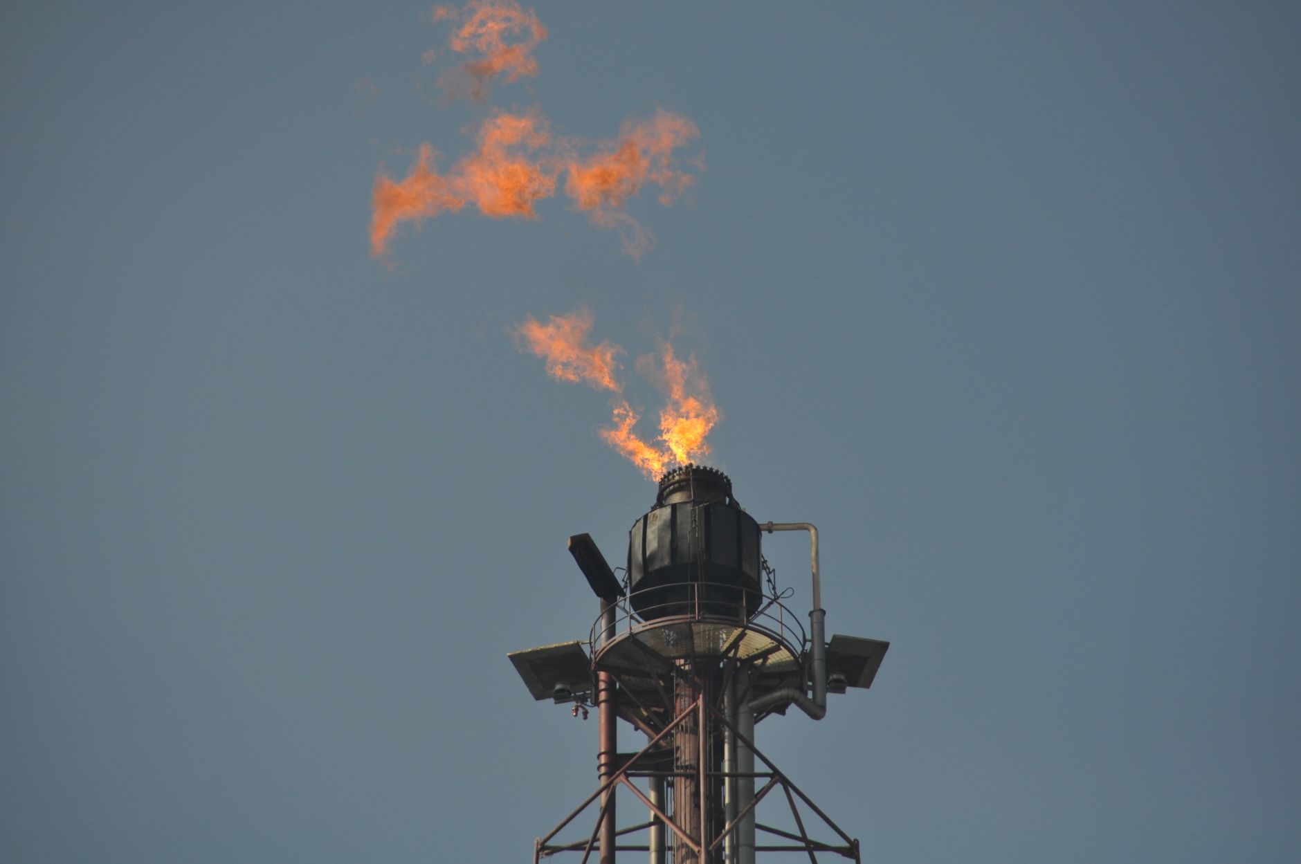 Karanlık duman bulutlarıyla petrol rafinerisi tesisi