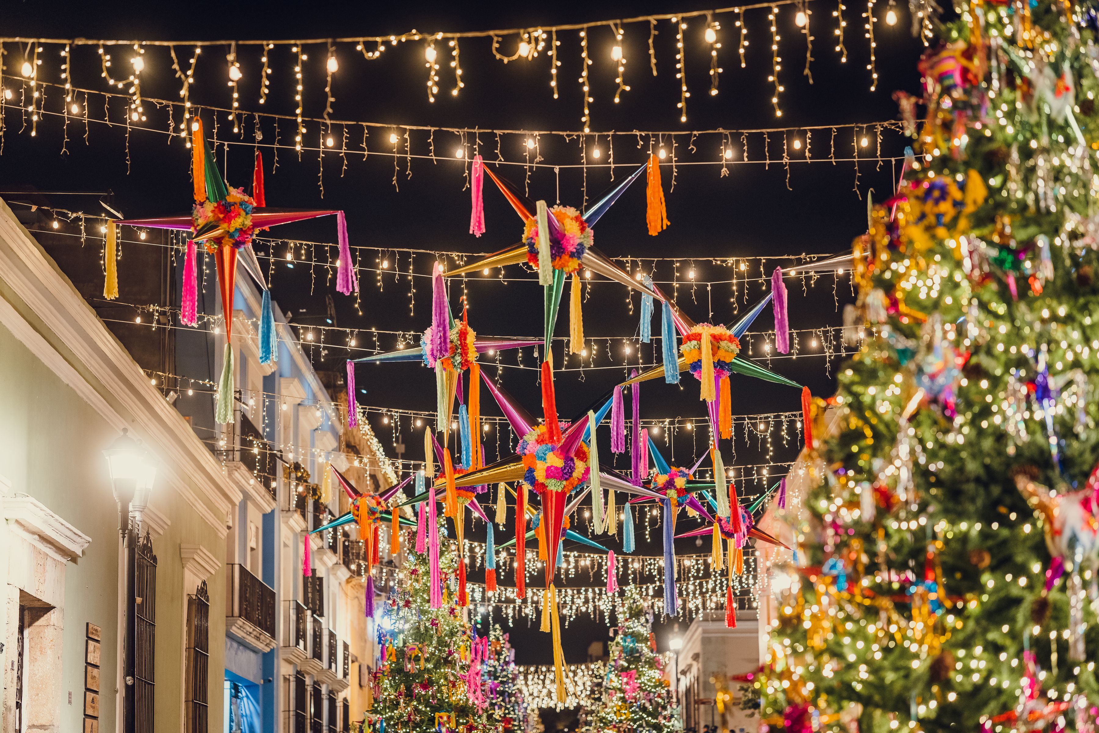 Rue décorée de piñatas et de guirlandes lumineuses pendant les fêtes de fin d’année au Mexique