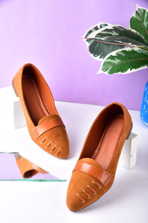 Free Elegant brown women's loafers elegantly displayed on a purple background with leafy decor. Stock Photo