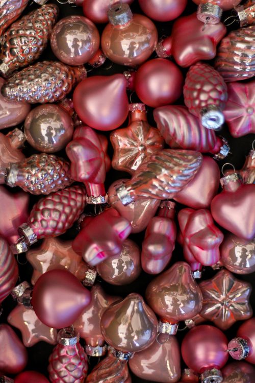 Free A vibrant assortment of pink Christmas ornaments in various shapes for holiday decoration. Stock Photo