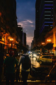 瓜亚基尔的一条晚间街道充满活力，繁忙的交通和城市灯光营造出浓郁的城市氛围