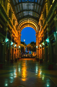 黄昏时分，城市拱廊和拱形建筑的光线显得格外优美