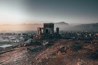 日落时城市景观中的古代遗址和山景