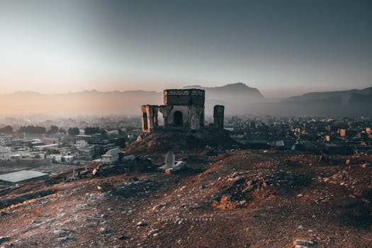 日落时城市景观中的古代遗址和山景