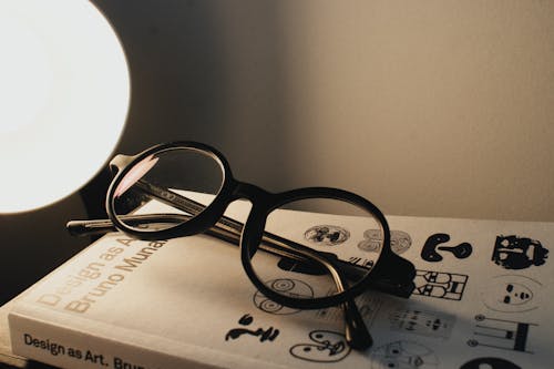 Gratis arkivbilde med bok, briller, humør