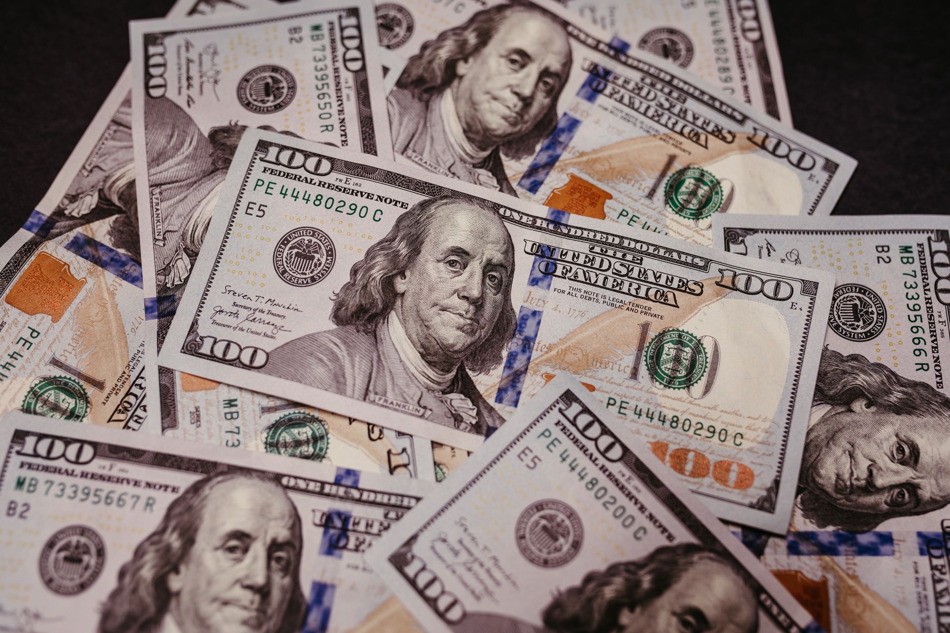 Dollar Holds Firm as Oil Concerns Hit Risk Appetite