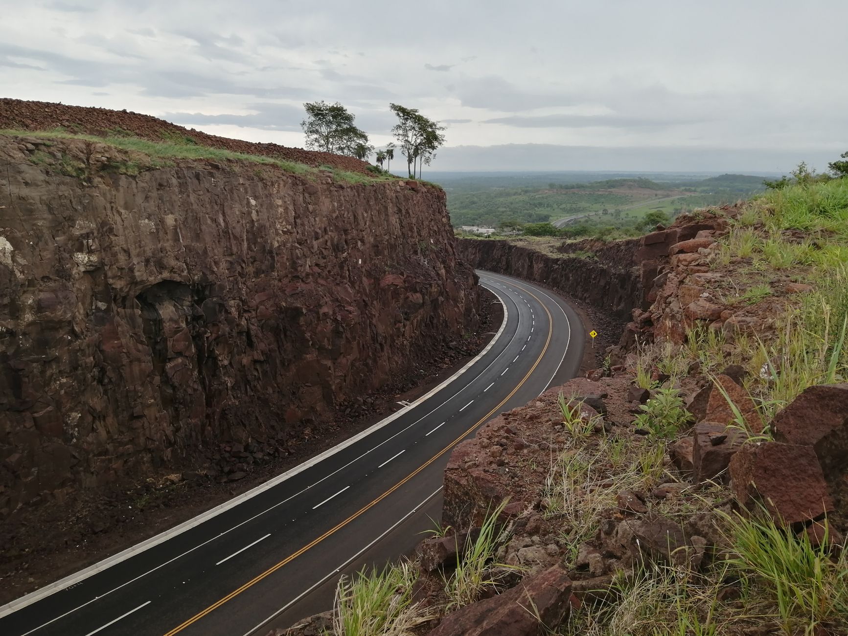 Estrada nacional cortada após colisão entre automóvel e motociclo