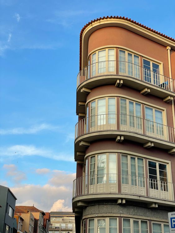 Rounded Corner of a Residential Building in City · Free Stock Photo