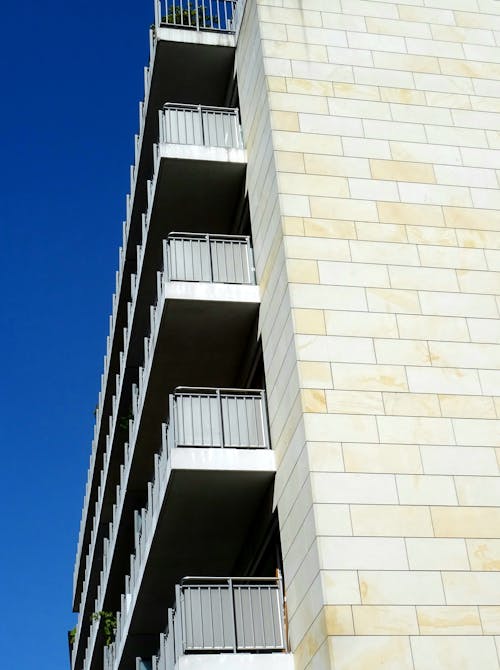 Kostenloses Stock Foto zu aufnahme von unten, balkone, mauer