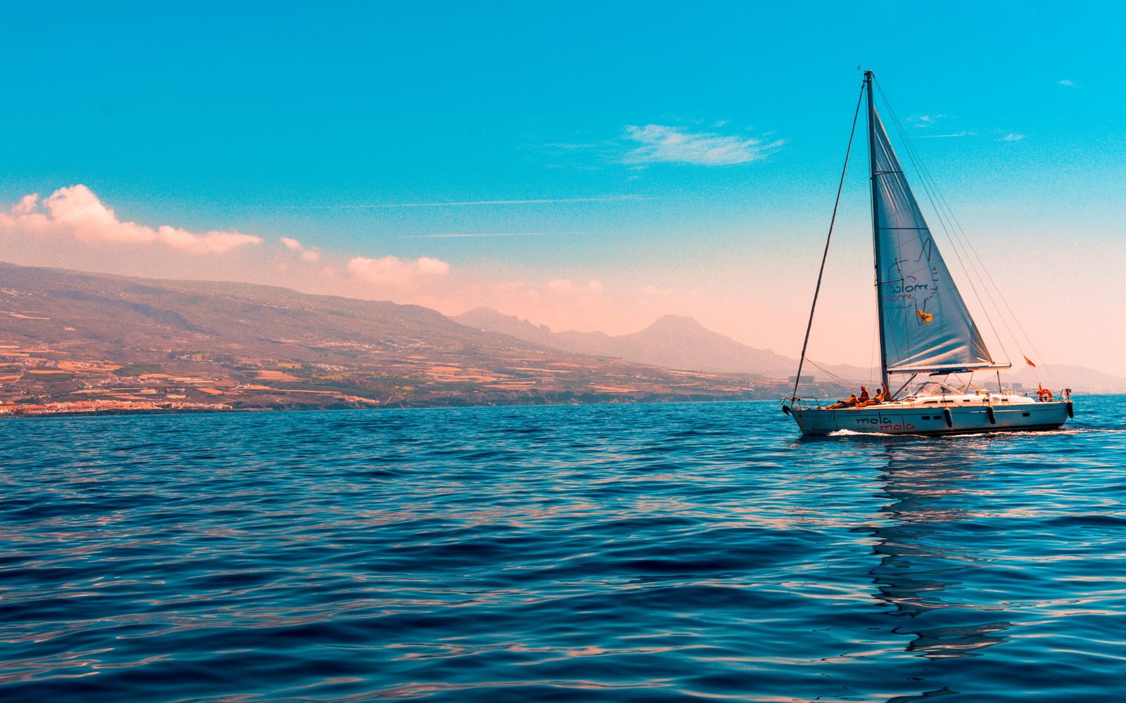 Catamarã ao pôr do sol