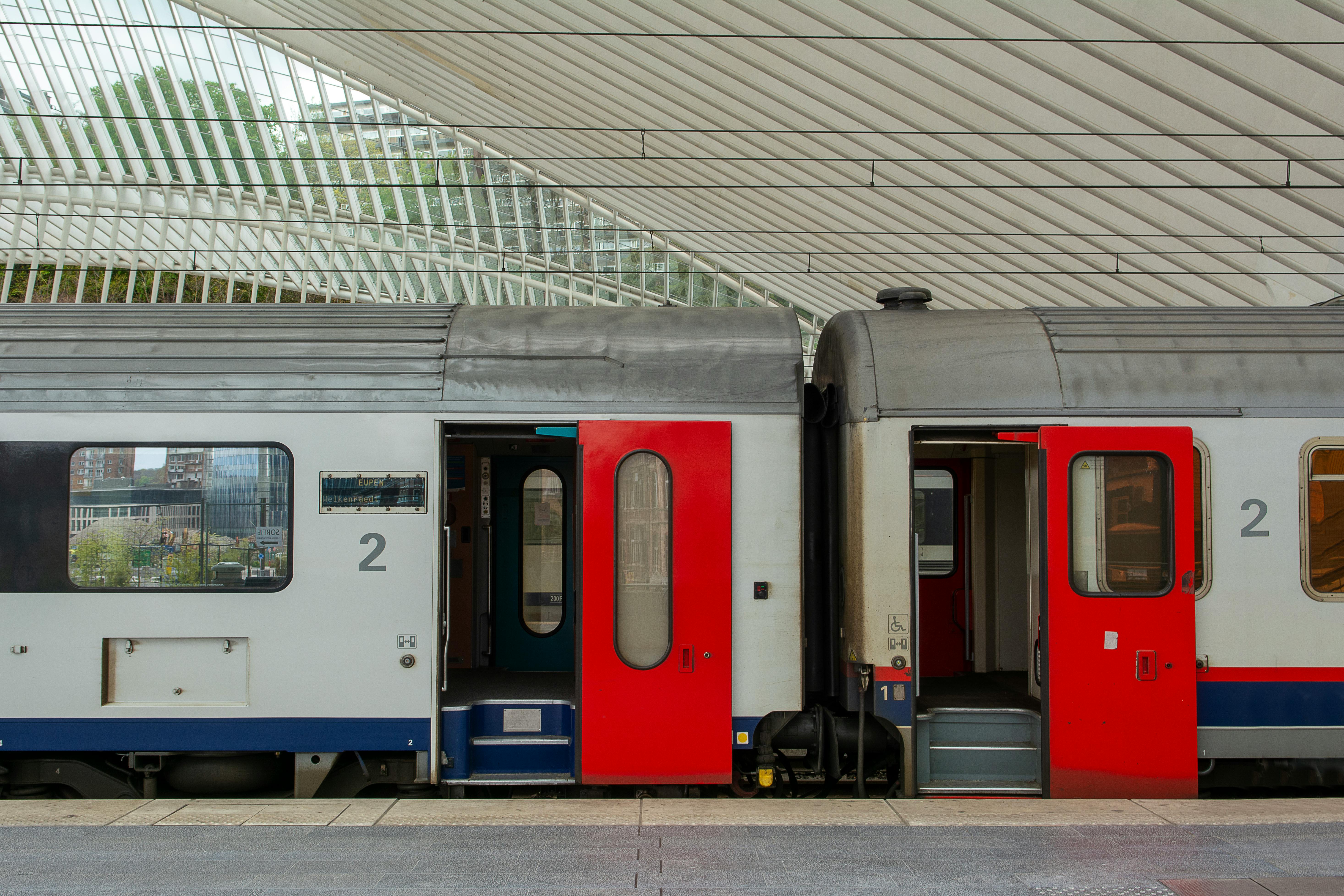 best general travel card — Photo by Jan van der Wolf on Pexels