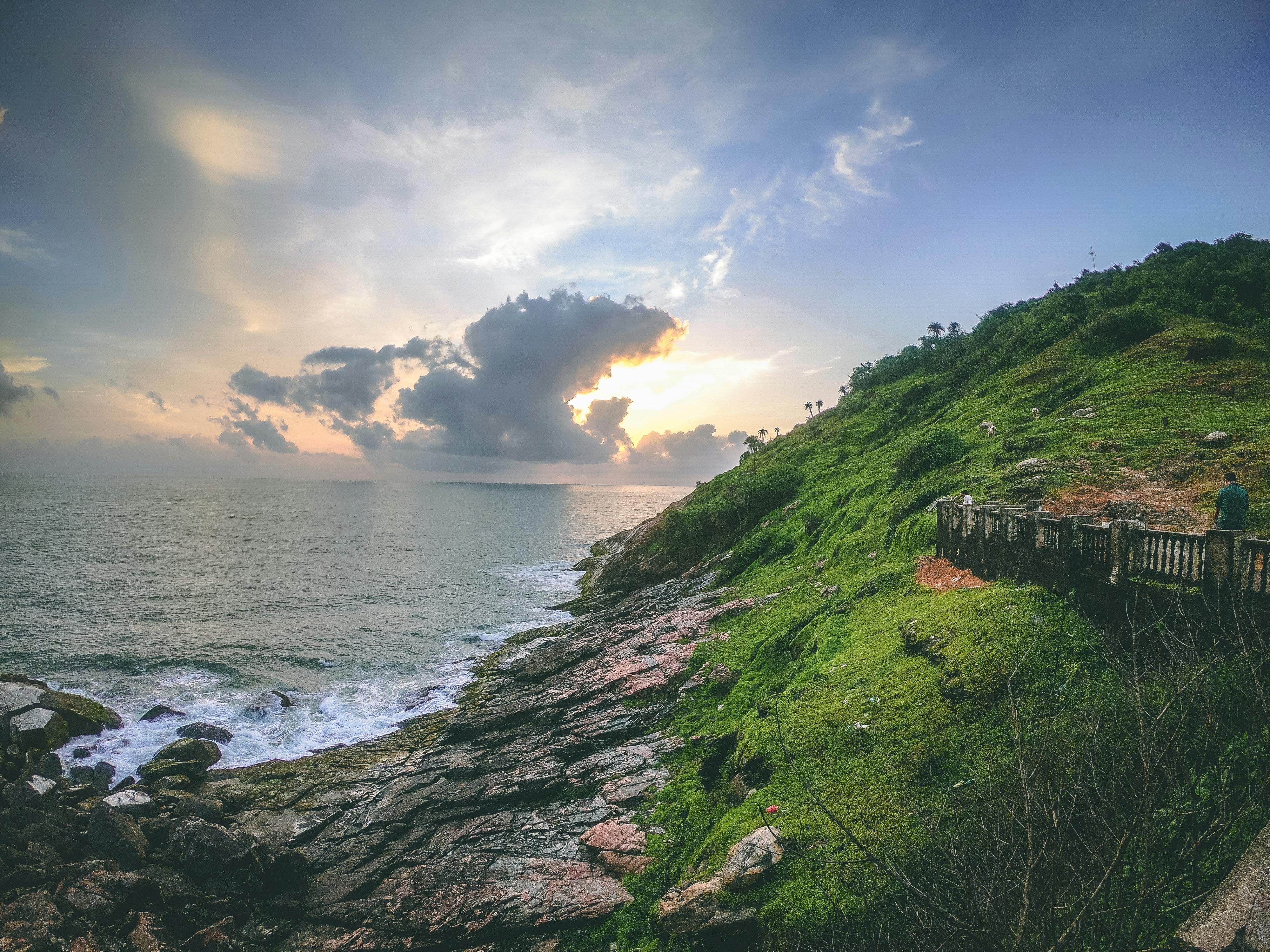 日出时分，辛德胡杜格海岸的景色令人惊叹，郁郁葱葱的绿色植物与岩石海岸尽收眼底