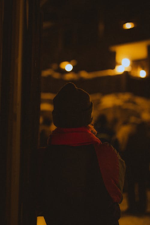 Fotobanka s bezplatnými fotkami na tému čiapka, nakláňať sa, pohľad zozadu