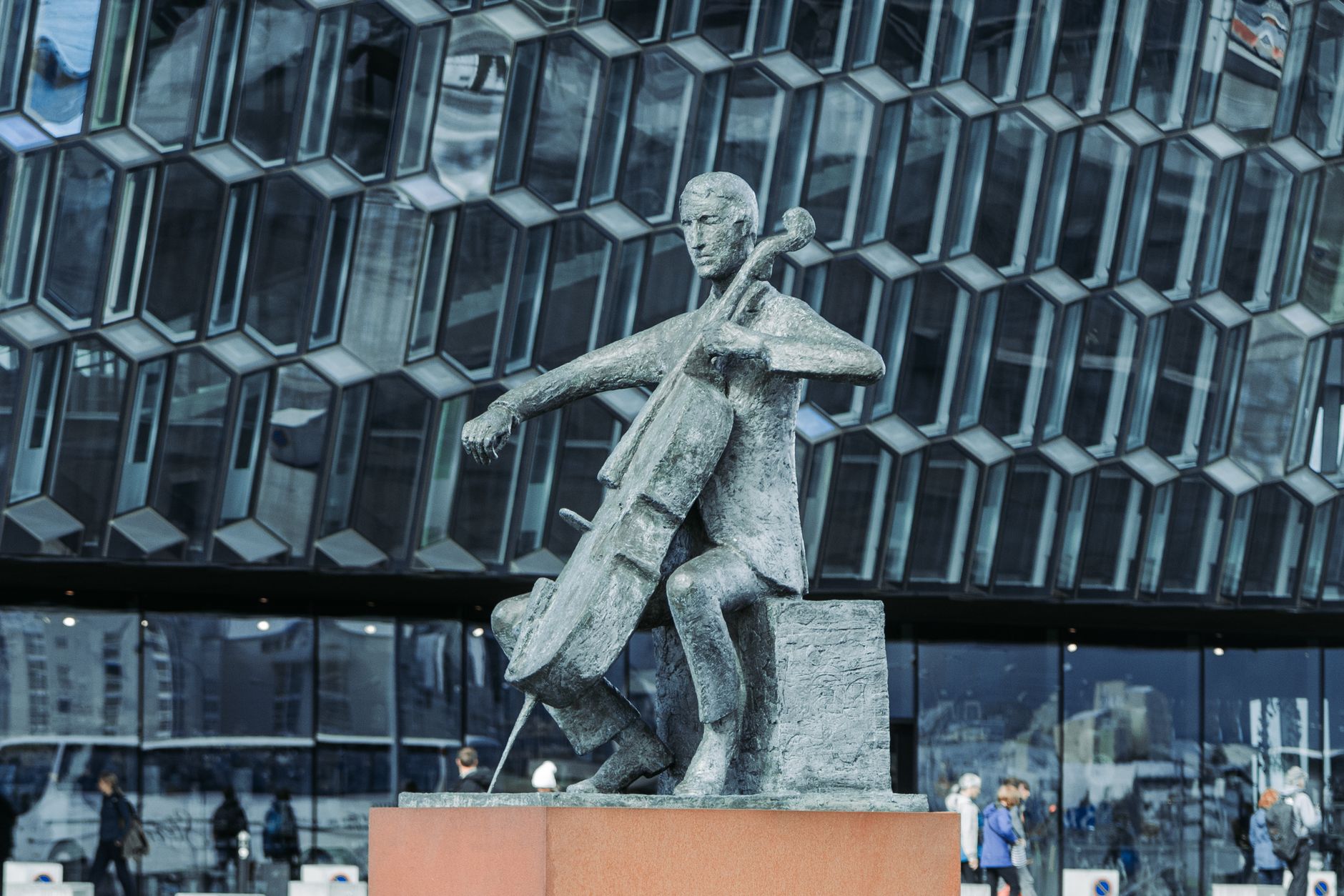 Crowds in central Reykjavik during Menningarnott