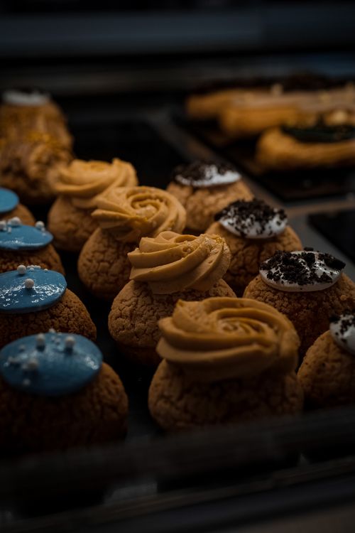 Free A close-up of a tempting assortment of cupcakes with colorful frosting in a bakery. Stock Photo