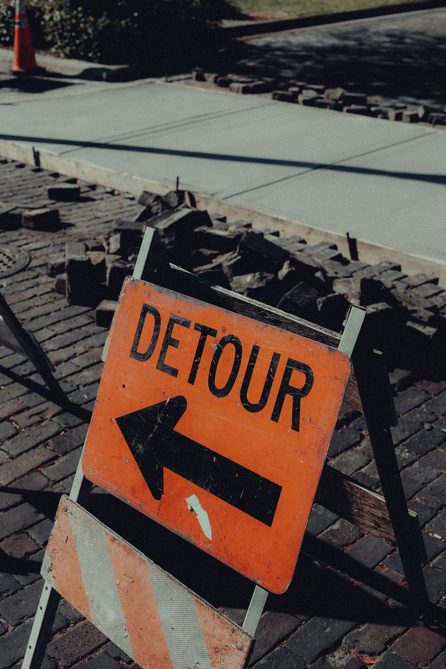 Trotuare deteriorate în Ploiești, risc major pentru siguranța pietonilor