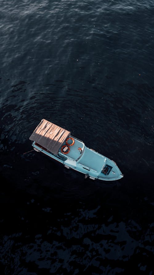 бесплатная Бесплатное стоковое фото с вертикальный выстрел, водный транспорт, лодка Стоковое фото