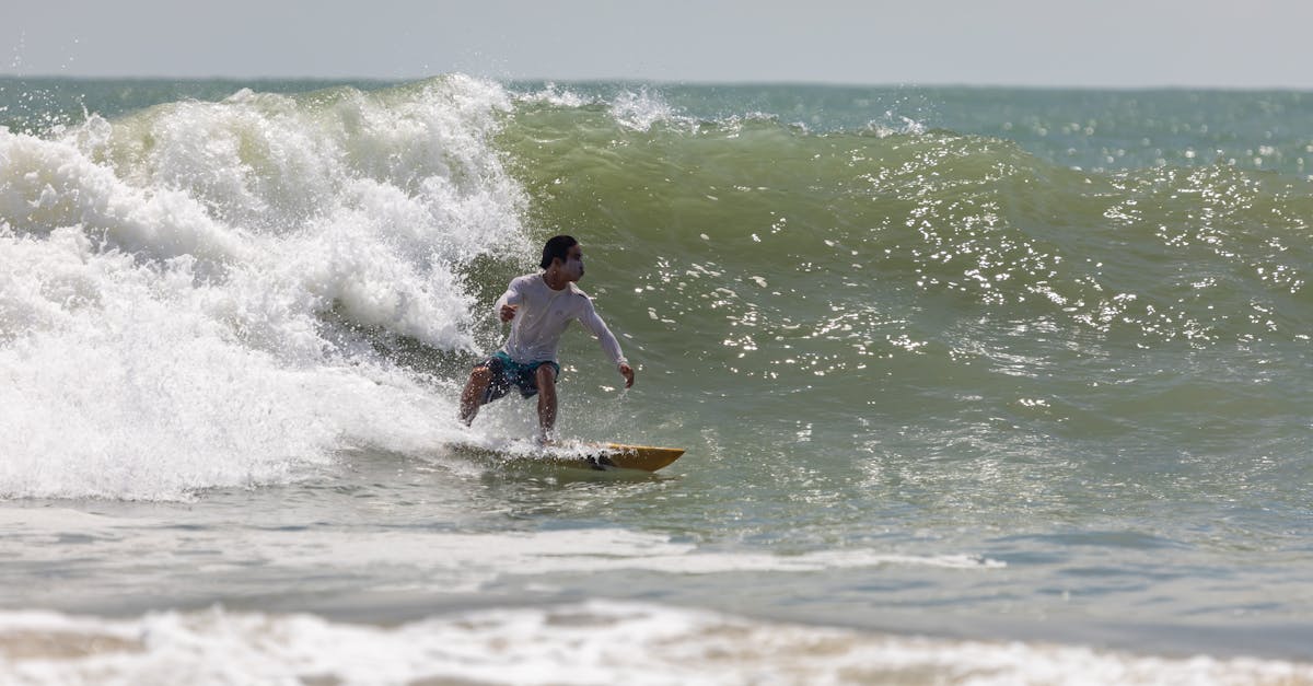 Comment maîtriser le skimboard : techniques essentielles