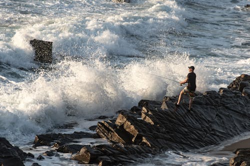 Homme Debout Près De La Rive