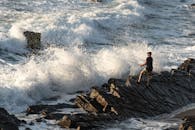 在南非风景优美的海豚海岸，渔民们投身波涛，捕捉户外冒险的精髓