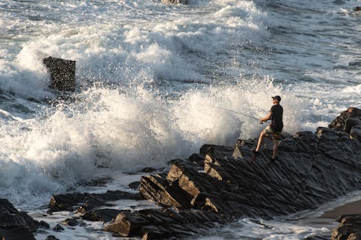 在南非风景优美的海豚海岸，渔民们投身波涛，捕捉户外冒险的精髓