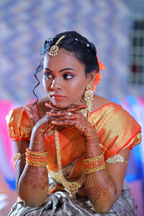 Free Portrait of an Indian woman in traditional attire with henna, showcasing cultural elegance. Stock Photo