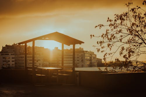 Kostenloses Stock Foto zu gebäude, hinterleuchtet, meeresküste