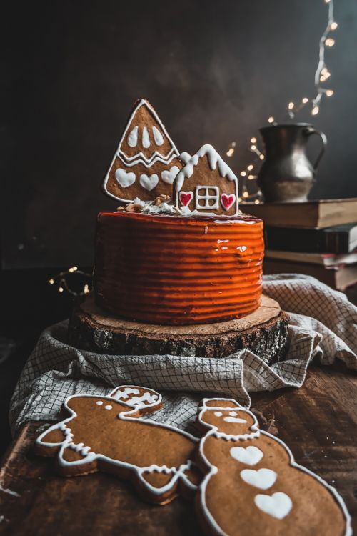 Free Delicious gingerbread cake adorned with festive cookies, perfect for holiday celebrations. Stock Photo