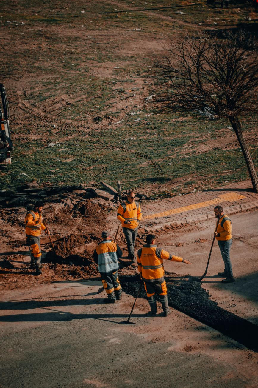 Constructori construind autostrada A7 în România Constructori construind autostrada A7 în România