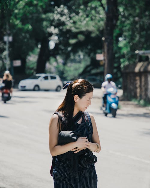 Fotografia Em Foco Raso De Uma Mulher Em Um Top Preto Sem Mangas